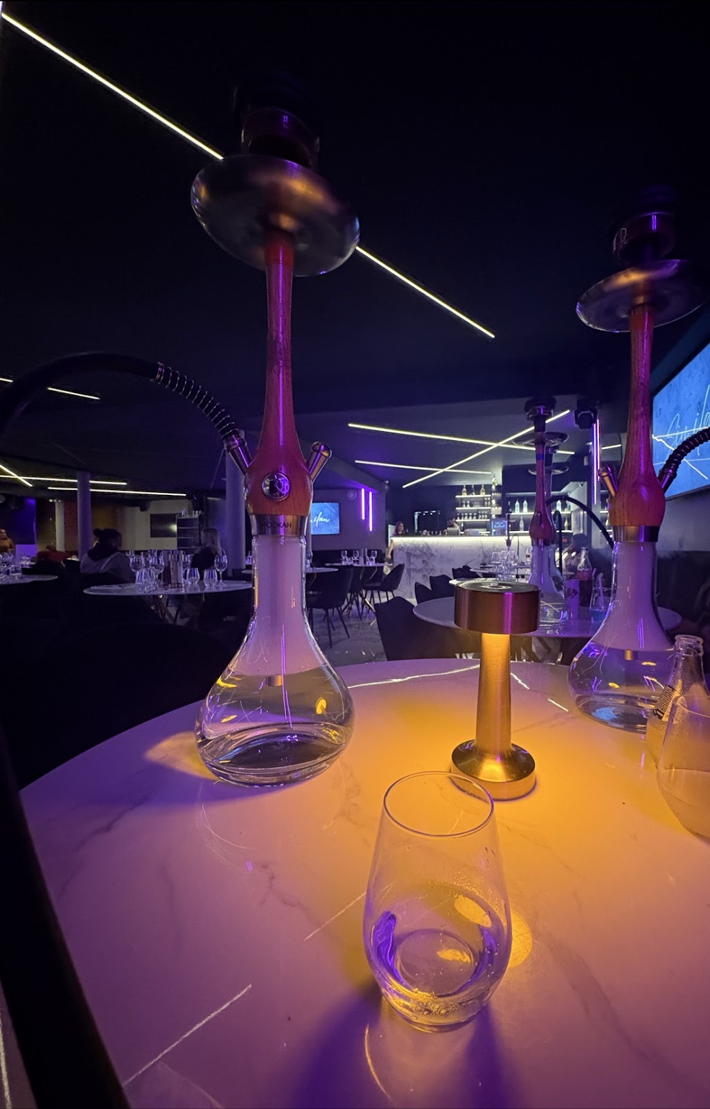 Chicha et lampe or sur table marbre