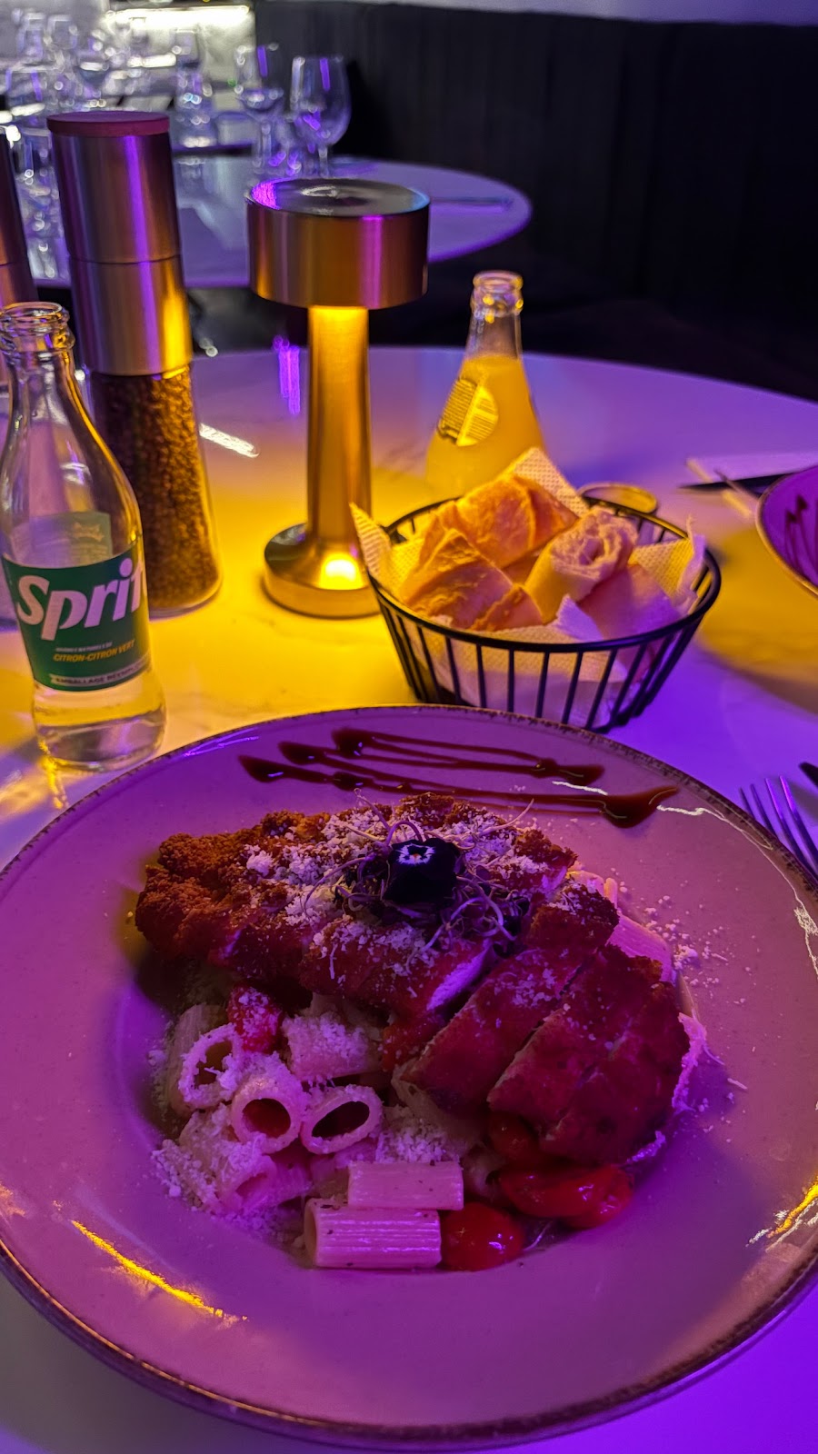 Plat de pâtes au poulet pané